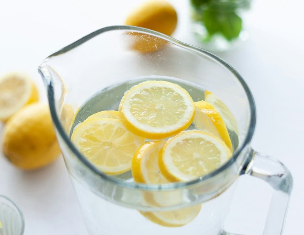 맹물이 마시기 힘들다면, 레몬 워터를🍋